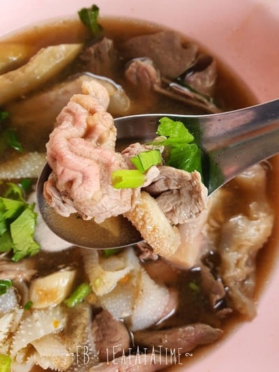เมนูของร้าน ก๋วยเตี๋ยวเนื้อเจ๊ผอม ตลาดปีระกา