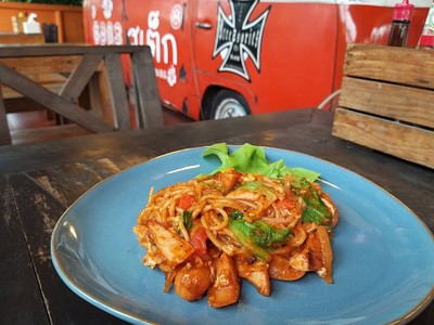 สปาเก็ตตี้ผัดซอส-ไส้กรอก