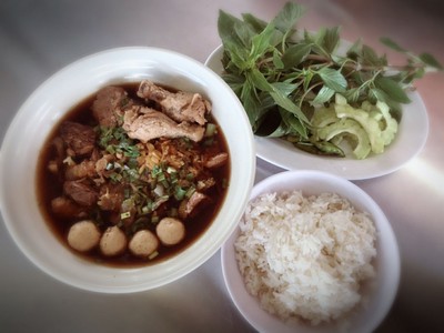 เกาเหลาไก่น่องบวกตีนตุ๋นชิ้นหมูพิเศษ