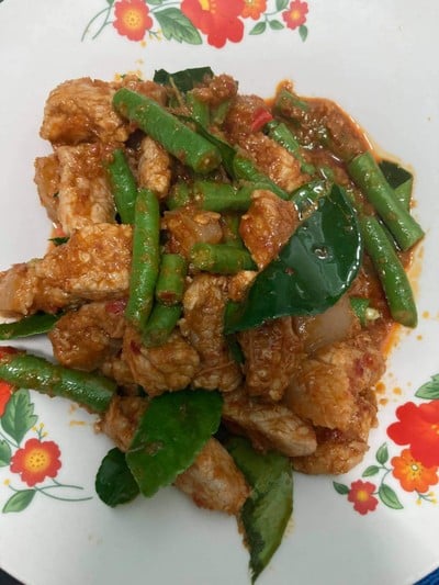สามชั้นผัดพริกแกง