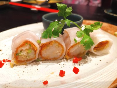 ก๋วยเตี๋ยวหลอดหมึกดำไส้กุ้งกรอบ