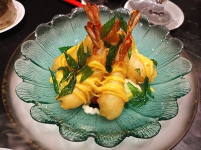 สลัดกุ้งทอดซอสไข่เค็มมาโย