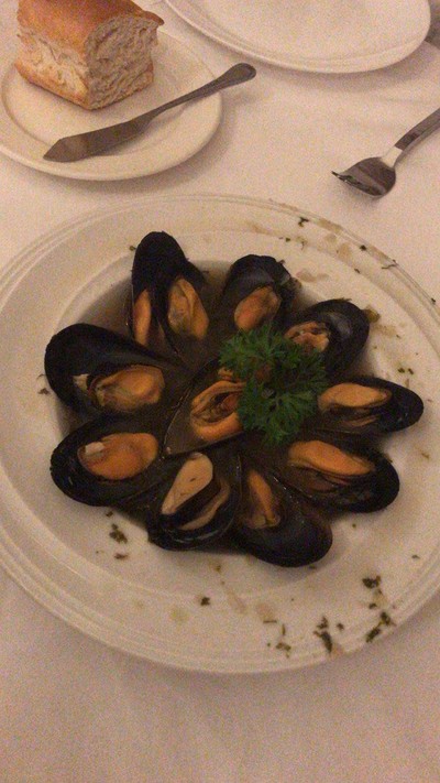 Black mussels soup