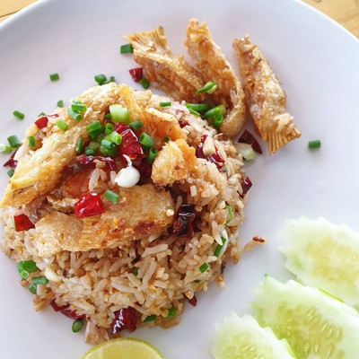 ข้าวผัดพริกเกลือแซลมอน