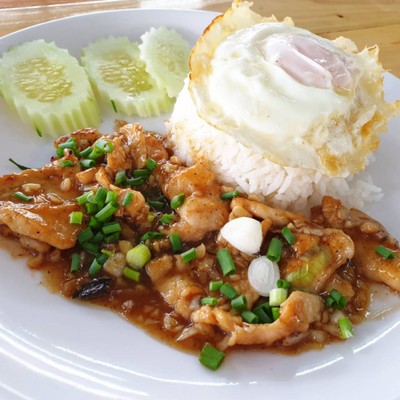ข้าวไก่กระเทียม ไข่ดาว