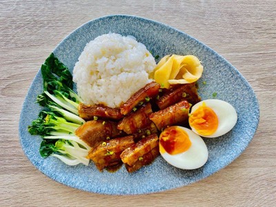 ข้าวญี่ปุ่นหมูกรอบฮ่องกง ไข่ซีอิ๊ว