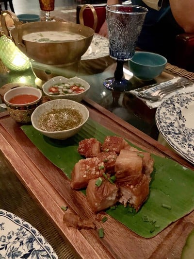 หมูกรอบน้ำจิ้มสามอบ่าง