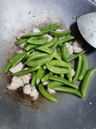 วิธีทำ ผัดถั่วลันเตาหวานใส่หมูสามชั้น วิธีทำ ผัดถั่วลันเตาหวานใส่หมูสามชั้น