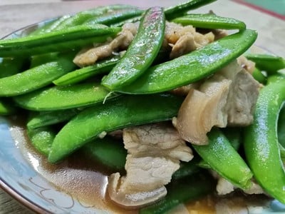 ผัดถั่วลันเตาหวานใส่หมูสามชั้น