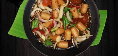 ยำไส้กรอกไข่แดง