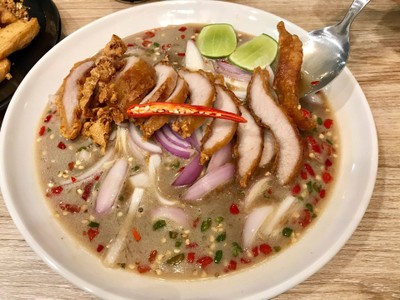 ยำหมูทอด