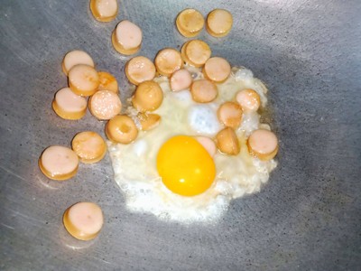 วิธีทำ ข้าวผัดข้าวโพดไส้กรอก