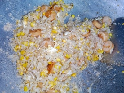 วิธีทำ ข้าวผัดข้าวโพดไส้กรอก
