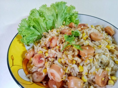 วิธีทำ ข้าวผัดข้าวโพดไส้กรอก