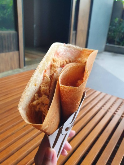 เครปไส้สตอเบอรี่และหมูหยอง