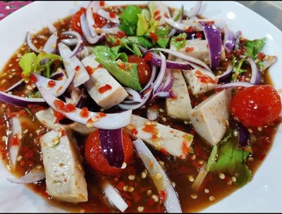 ยำยำหมูยอไข่แดง