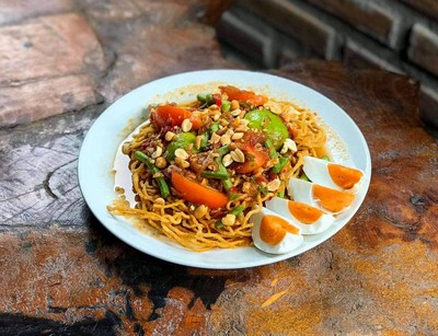 ตำไทหมี่กรอบ+ไข่เค็ม 