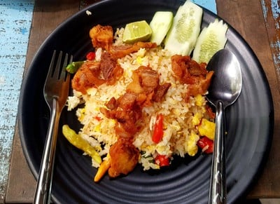ข้าวผัดพริกขี้หนูหมูทอด