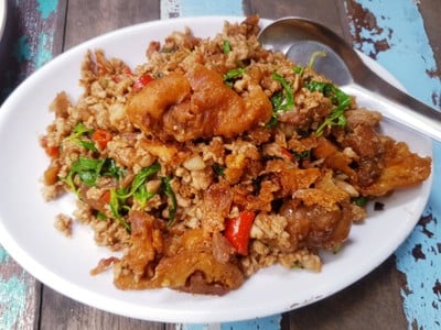 กะเพราหมูสับ และหมูกรอบ