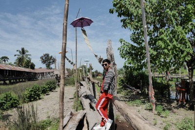 เสื้อผ้าสีจัด ตัดกับบรรยากาศท้องนา