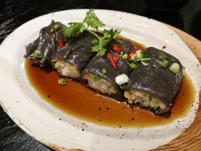 ก๋วยเตี๋ยวหลอดหมึกดำไส้กุ้งกรอบ