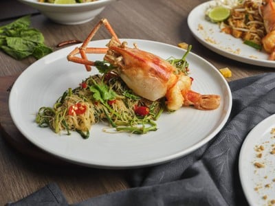 เส้นหมี่ผัดกระเฉดมันกุ้งแม่น้ำ
Fried rice noodle, water mimosa, river prawn