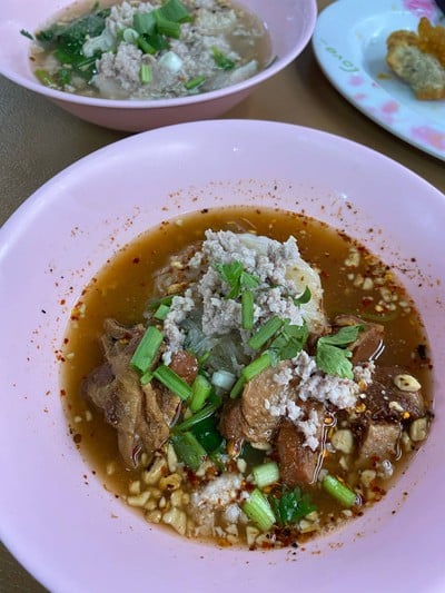 เมนูของร้าน มานาก๋วยเตี๋ยวหมูตำลึง **กรณีไม่มีตำลึง จะใส่ผักบุ้งแทน**