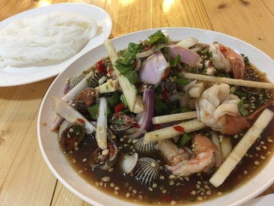 เมนูของร้าน ฟาดยำ ฟาดยำแปดริ้ว