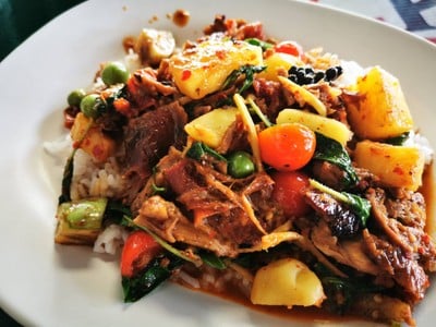 ข้าวหน้าแกงเผ็ดเป็ดย่าง