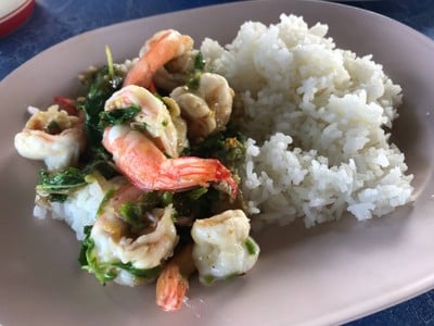 ข้าวราดกระเพรากุ้ง