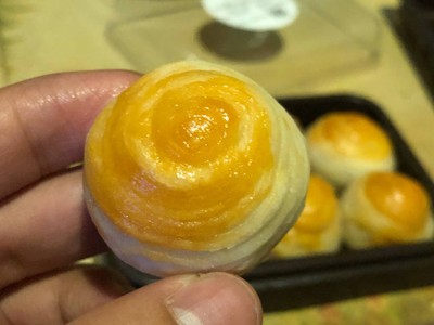 ขนมเปี๊ยะหอมไส้ถั่วไข่เค็ม