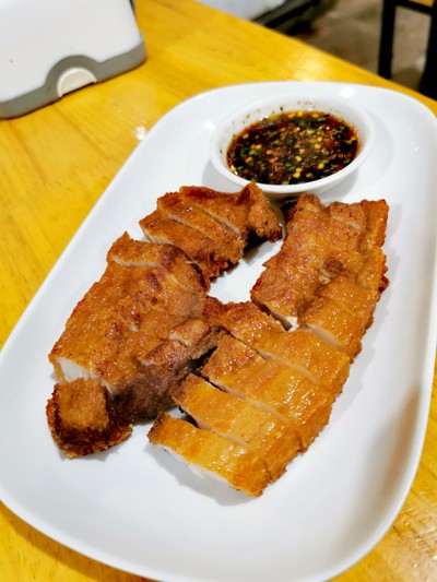 สามชั้นทอดน้ำปลา