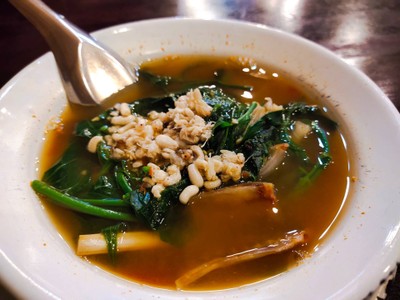 แกงผักอะไรไม่รู้ใส่ไข่มดแดง