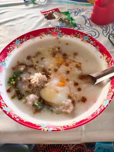 อาหารเช้าที่ตลาดเมืองลำปางจ้าว อร่อยดีนะ