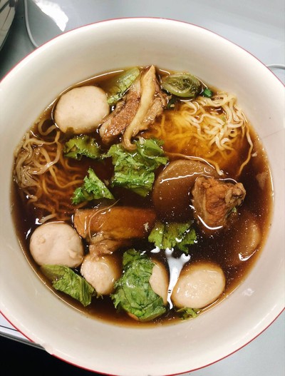 น้ำซุปหอม ถ้าได้ใส่น้ำส้มที่แถมมาให้ด้วยจะยิ่งอร่อย ลูกชิ้นเกรดดี