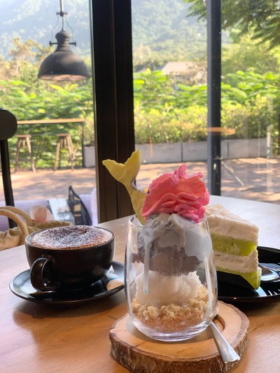 ไอศกรีมอัญชัน และมะพร้าว