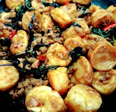 เต้าหู้ไข่ทอดผัดกระเพราไก่สับ / ผ้ดกระเพราไก่สับเต้าหู้ไข่ทอด  