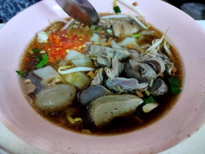เส้นใหญ่เป็ดพะโล้