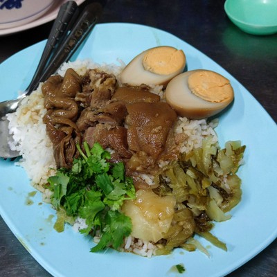 ข้าวขาหมู ไส้ ไข่