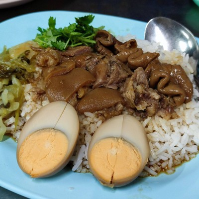 ข้าวขาหมู ไส้ ไข่