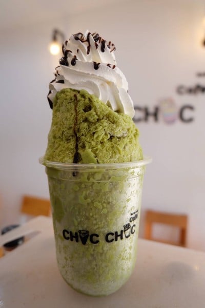 บิงซูชาเขียว รสชาติหอมชาเขียวหวานกำลังดี กินคู่กับวิปครีม ฟินได้อีก ที่สำคัญราคา