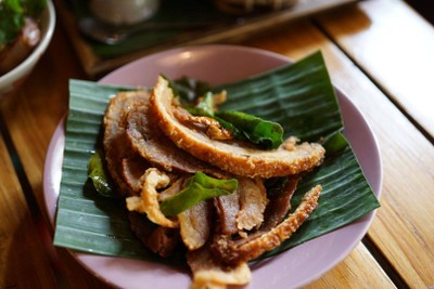 คอหมูทอดเกลือ