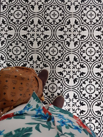 ลายกระเบื้องของพื้นสนามบินภูเก็ต  สวยงามตามสถาปัตยกรรมของเมือง