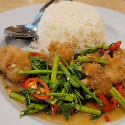 ปลากะพงผัดคื่นช่ายราดข้าว