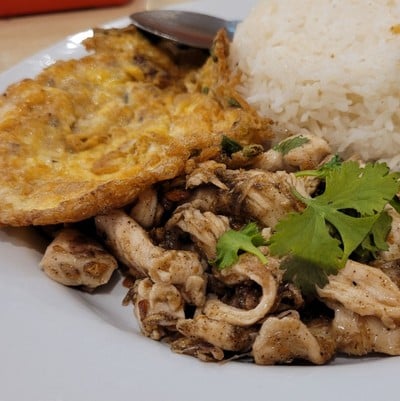 ไก่กระเทียมไข่เจียวหมูสับราดข้าว
