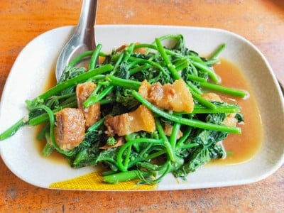 ยอดฟักแม้วหมูกรอบ