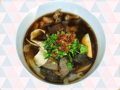 ก๋วยจั๊บน้ำข้นแบบใสถ้วยเคลือบเทียน