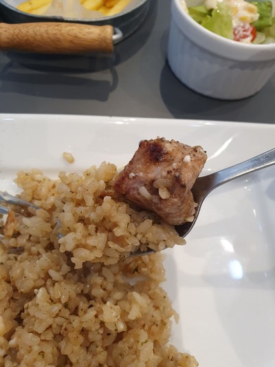 ข้าวผัดกระเทียม สเต๊กหมูพริกไทดำ