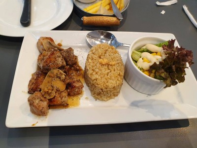 ข้าวผัดกระเทียม สเต๊กหมูพริกไทดำ