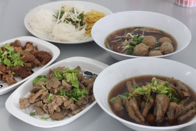 ก๋วยเตี๋ยวจัมโบ้ พิเศษรวม